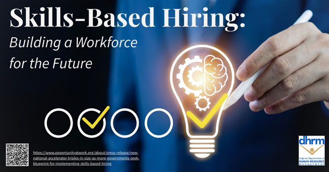 Hombre de negocios haciendo una marca de verificación detrás de un bombillo