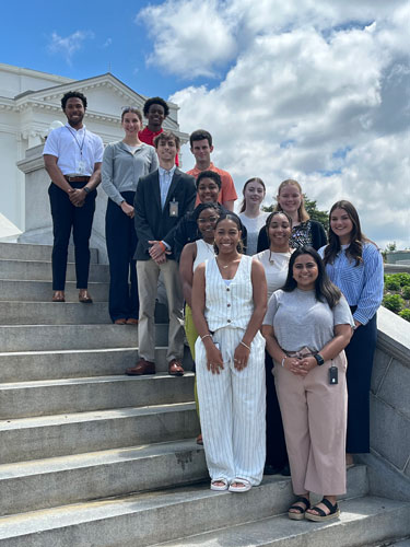 grupo de estudiantes parados en los escalones del Capitolio
