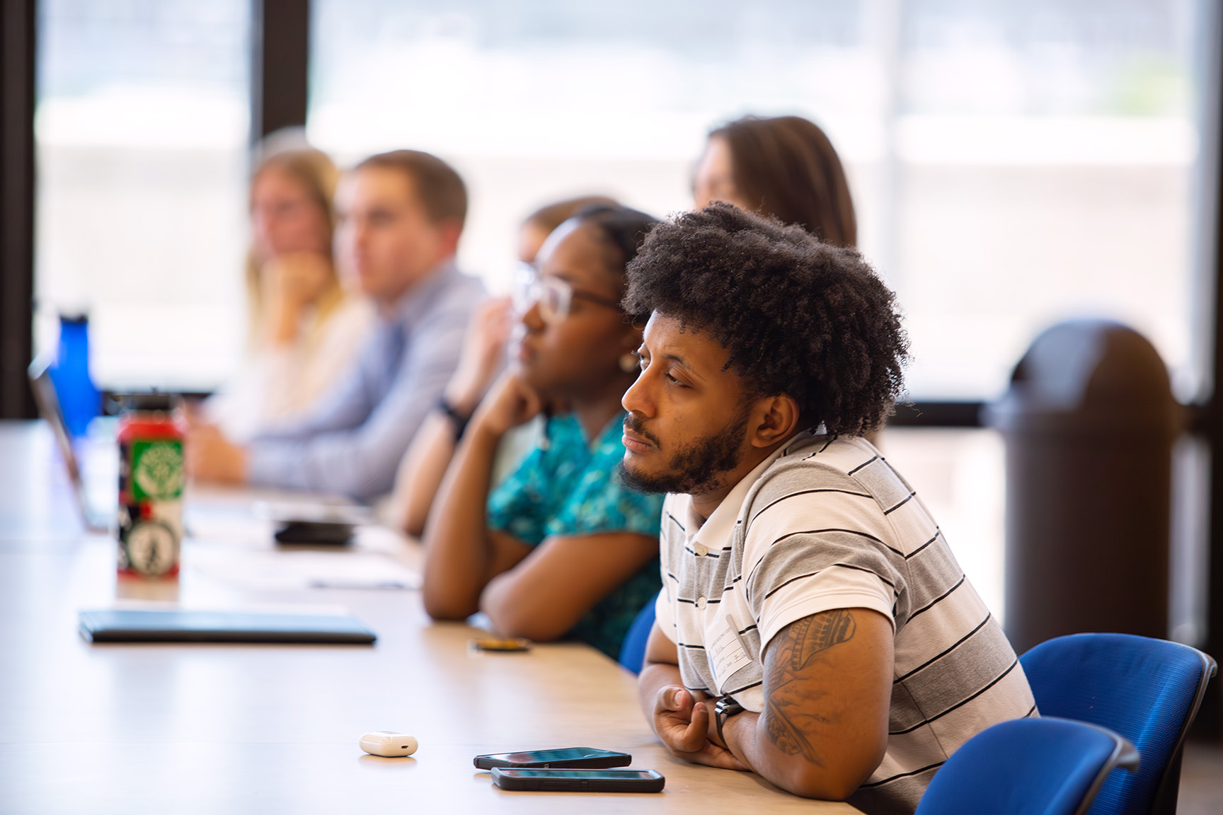 Grupo de personas sentadas en una mesa