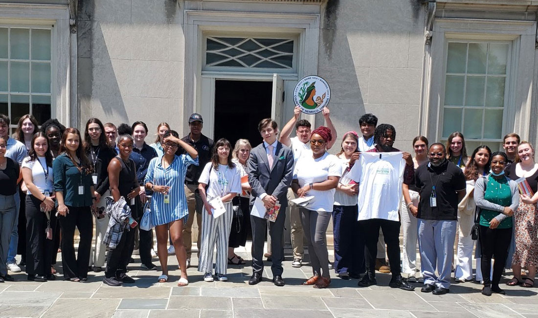 Un grupo de personas de pie frente al edificio