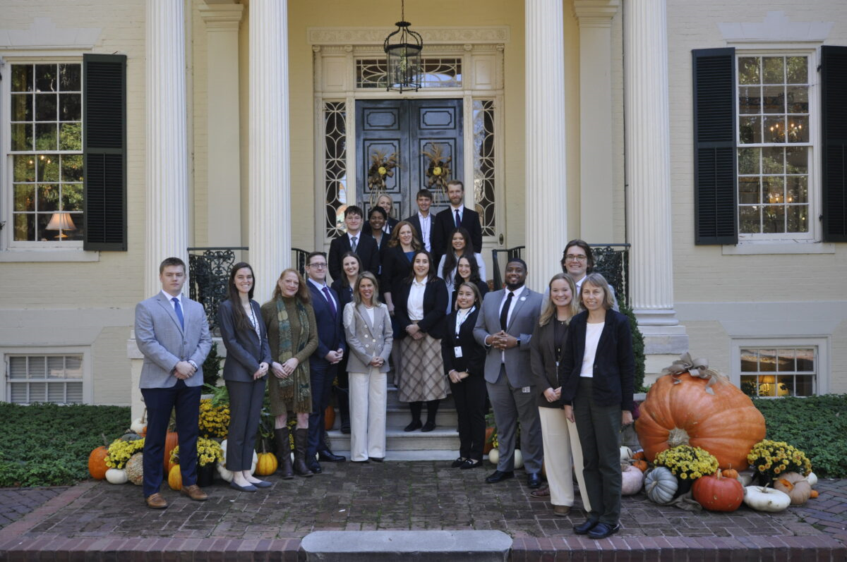 grupo de personas frente al edificio