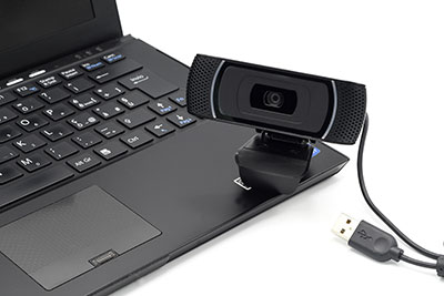 Computadora portátil con cámara web sentada sobre ella